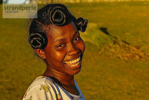 Freundliches junges Mädchen  Manakara an der Ostküste von Madagaskar