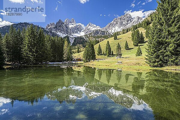 Almsee mit Spiegelung der Berge  Oberhofalm  Hinterwinkl  Gosaukamm  Filzmoos  Pongau  Salzburg