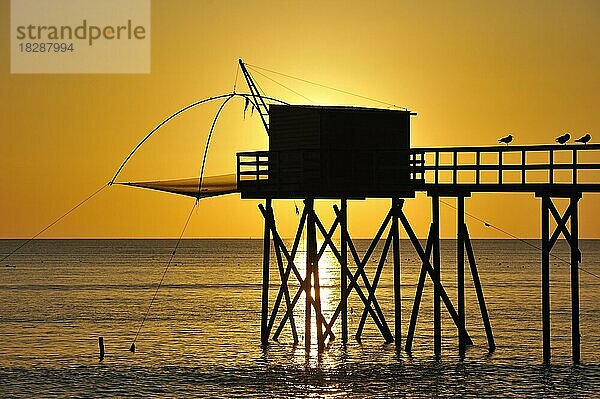 Traditionelle Carrelet-Fischerhütte mit Stellnetz am Strand bei Sonnenuntergang  Loire-Atlantique  Frankreich  Europa