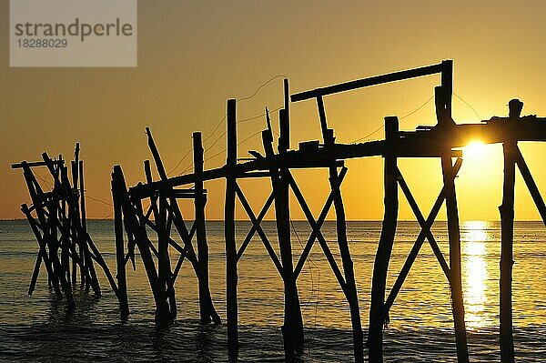 Überreste des Holzstegs einer traditionellen Carrelet-Fischerhütte am Strand bei Sonnenuntergang  Loire-Atlantique  Frankreich  Europa