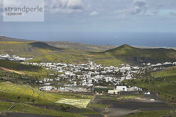 Haria  grüne Hügel  Meer  blauer Himmel  grauweiße Wolken  grüne Felder  weiße Häuser  Norden  Lanzarote  Kanarische Inseln  Spanien  Europa