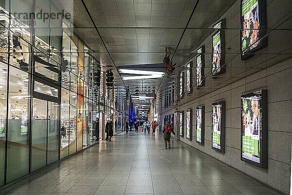 Einkaufsbereich in der U-Bahn Station Münchner Freiheit  München  Bayern  Deutschland  Europa