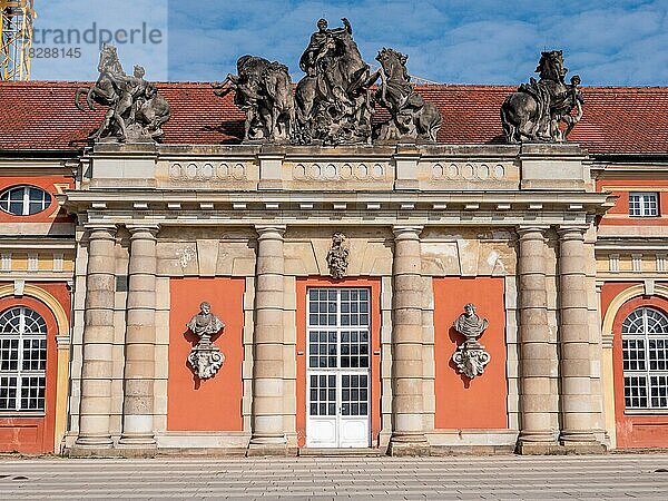 Die opulente Eingangstür neben dem Eingang zum Filmmuseum Potsdam in der Breite Straße  Potsdam  Brandenburg  Deutschland  Europa
