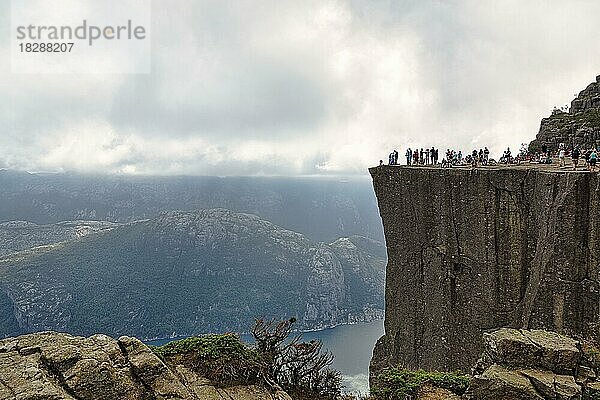 Menschenmenge  Wanderer auf Felskanzel Preikestolen  Touristen genießen Blick auf Lysefjord und Berge  Ryfylke  Rogaland  Norwegen  Europa