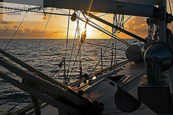 Deck eines Segelboots  Segelboot  Yacht im karibischen Meer bei Sonnenuntergang