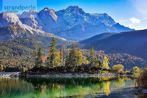 Insel im Eibsee bei Grainau  unterhalb der Zugspitze (2962 m) im Landkreis Garmisch-Partenkirchen  Bayern  Deutschland  Europa