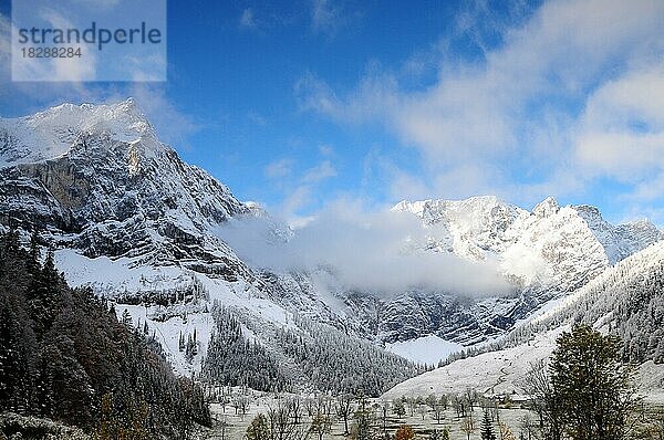 Blick auf die Alpe Eng  Ahornboden  Karwendelgebirge  Österreich  Europa