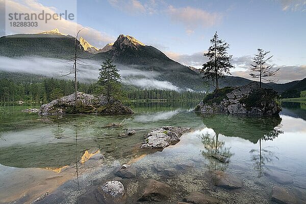 Felsen mit Bäumen und Nebel im Hintersee  Hochkalter  Ramsau bei Berchtesgaden  Bayern