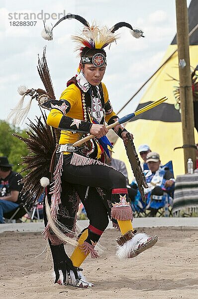 Junger männlicher Tänzer in traditionellem Ornat  2. jährliche Weltmeisterschaft im Hühnertanz  Blackfoot Crossing Historical Park  Alberta  Kanada  Nordamerika