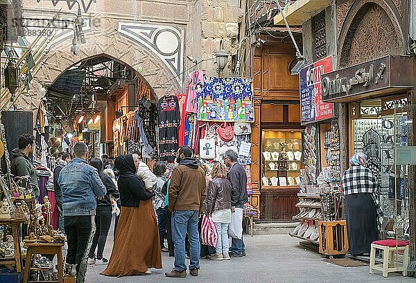 Bab al-Badista  Souvenirs  touristische Läden  Khan el-Khalili Basar  Altstadt  Kairo  Ägypten  Afrika
