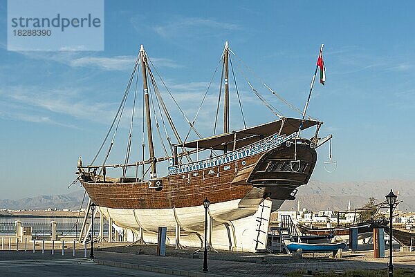 Fatah Al- Khair  traditionelles omanisches Dhau-Schiff  Sur Maritime Museum  Oman  Asien