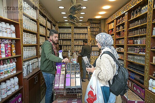 Verkauf Parfum und ätherische Öle  Räucherstäbchen  Khan el-Khalili Basar  Altstadt  Kairo  Ägypten  Afrika
