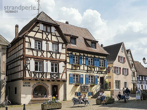 Bunte Fachwerkhäuser im Zentrum der Altstadt  Eguisheim  Grand Est  Haut-Rhin  Alsace  Elsass  Frankreich  Europa
