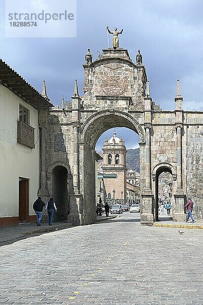 Bogen und Tempel von Santa Clara  Cusco  Peru  Südamerika