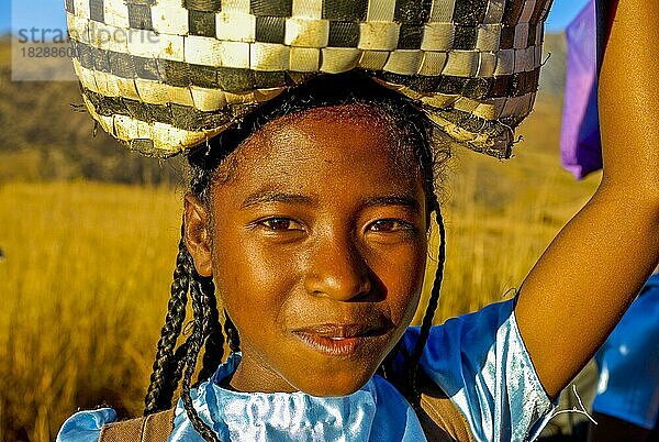 Junges freundliches Mädchen  das in die Kamera lächelt  Andringitra National Park  Madagaskar  Afrika