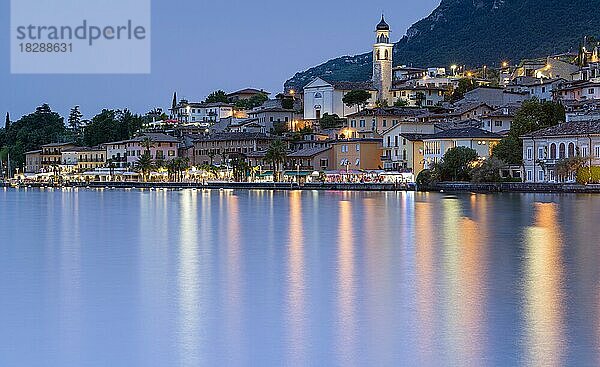 Limone sul Garda zur blauen Stunde  Gardasee  Provinz Brescia  Lombardei