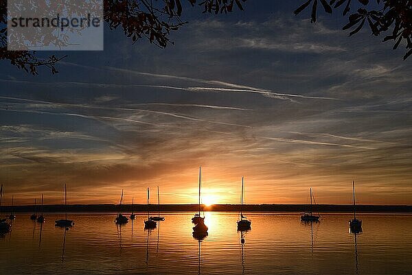 Segelboote im Sonnenuntergang in der Herrschinger Bucht am Ammersee  Bayern  Deutschland  Europa