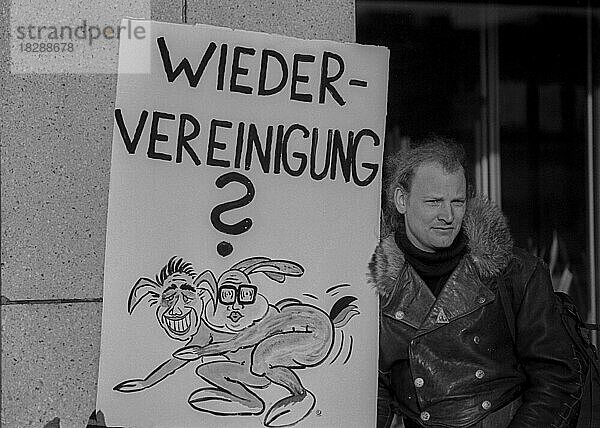DDR  Berlin  19.11.1989  Demo zum 19.November '89  Wiedervereinigung?
