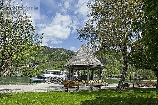 Musikpavillon in der Kuranlage mit Ausflugsdampfer  Rottach-Egern  Tegernsee  Oberbayern  Bayern  Deutschland  Europa