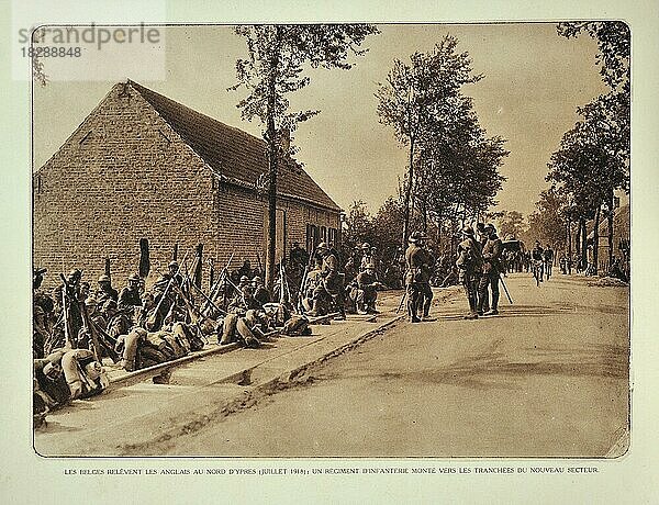 Soldaten bei der Rast auf dem Weg nach Ypern  um die englische Infanterie in Flandern während des Ersten Weltkriegs abzulösen  Belgien  Europa