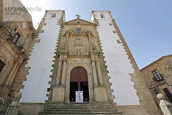 Kirche Iglesia de San Francisco Javier  Blick nach oben  Kirchentüre  offen  UNESCO Altstadt  Caceres  Extremadura  Spanien  Europa