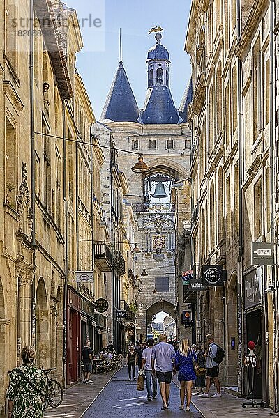 Restaurants  Läden und die Porte de la Grosse Gloche in der Rue Saint-James  Grosse Gloche  Glockenspiel  Altstadt  Bordeaux  Aquitanien  Nouvelle-Aquitaine  Frankreich  Europa