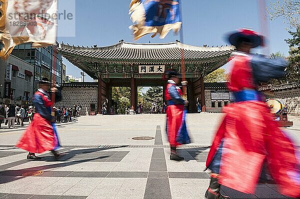 Wachablösung im Deoksugung-Palast  Wachablösung  Seoul  Südkorea  Sumunjang/Chamha führt eine Parade der Wachen an  Asien