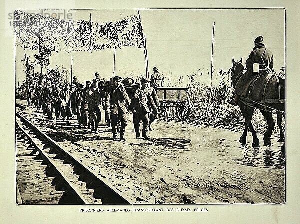 Deutsche Gefangene beim Abtransport verwundeter belgischer Soldaten auf Bahren in Flandern während des Ersten Weltkriegs  Belgien  Europa