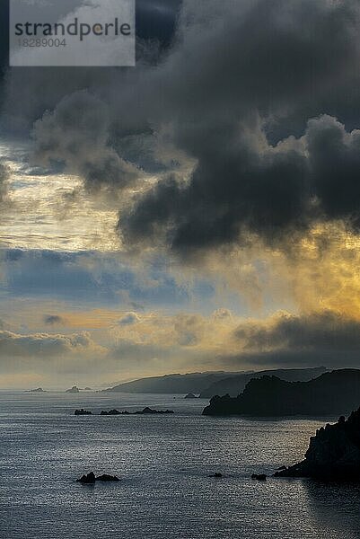 Meeresklippen an der Pointe de Penharn bei Sonnenaufgang mit Gewitterwolken  Cléden-Cap-Sizun  Finistère  Bretagne  Frankreich  Europa