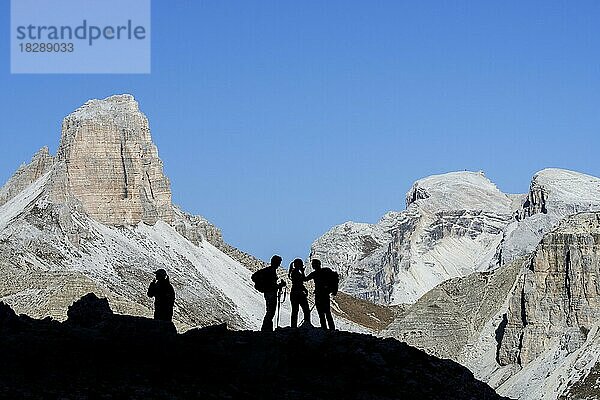 Vier Bergsteiger vor der Silhouette des Torre dei Scarperi  Schwabenalpenkopf  Sextner Dolomiten  Parco Naturale Tre Cime  Südtirol  Italien  Europa