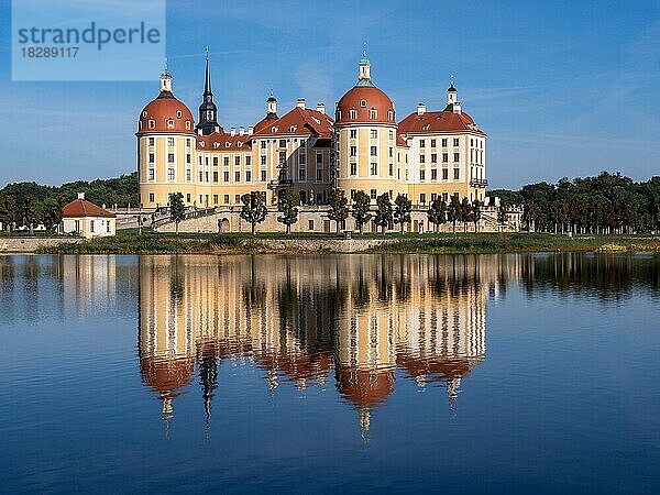 Jagd- und Barockschloss Moritzburg inmitten Schlossteich See  mit Spiegelung im Wasser  Landkreis Meißen  Sachsen  Deutschland  Europa