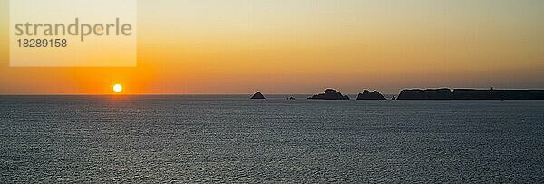 Steilküste an der Pointe de Pen-Hir und Les Tas de Pois im Sonnenuntergang auf der Halbinsel Crozon  Finistère  Bretagne  Frankreich  Europa