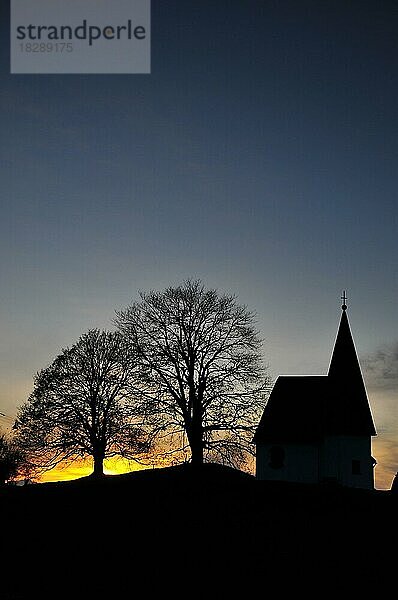 Bruder-Klaus-Kapelle auf dem Hochplateau Hagspiel bei Oberstaufen im Abendlicht  Schwaben  Allgäu  Bayern  Deutschland  Europa