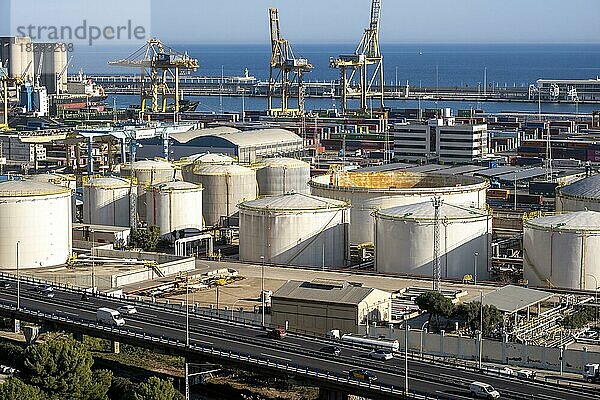 Blick von oben auf den industriellen Frachthafen von Barcelona in Katalonien Spanien