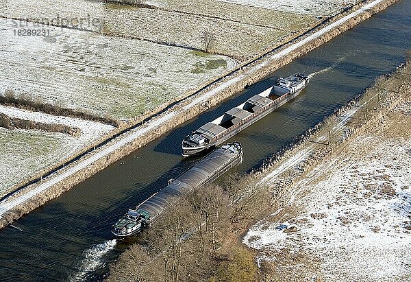 Luftbild von zwei Binnenschiffen im Elbe Lübeck Kanal im Winter  Kanal  Binnenschiff  Winter  Transport  Wasserweg  Logistik  eng  Vorbeifahrt  Schleswig-Holstein  Deutschland  Europa