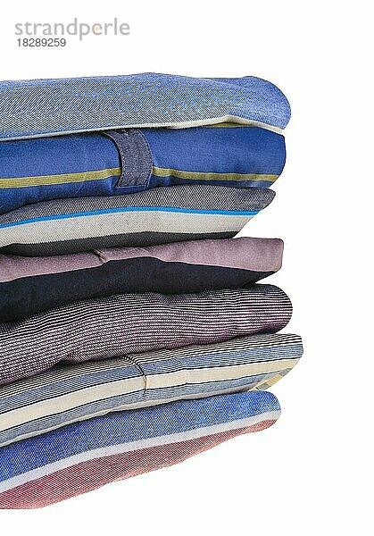 Stapel frisch gewaschener Poloshirts. Stapel von Herren-Poloshirts in verschiedenen leuchtenden Farben. Ordentlich gefaltet nach dem Bügeln