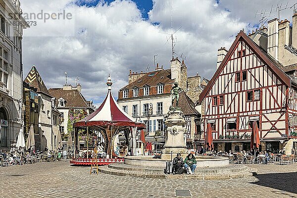 Brunnen und Restaurants am Place Francois Rude in der Altstadt  Dijon  Côte d'Or  Burgund  Frankreich  Europa