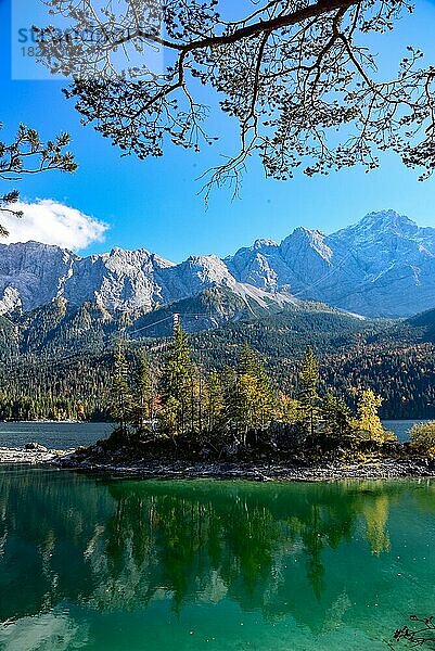 Insel im Eibsee bei Grainau  unterhalb der Zugspitze (2962 m) im Landkreis Garmisch-Partenkirchen  Bayern  Deutschland  Europa