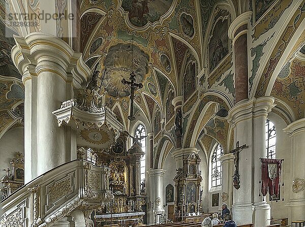 Innenraum der Frauenkirche  ursprünglich spätromanik  1750 barockisiert  Wasserburg am Inn  Bayern  Deutschland  Europa