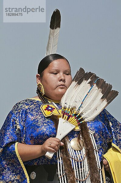 Traditionelle Tänzerin  Pow-wow  Blackfoot Crossing Historical Park  Alberta  Kanada  Nordamerika