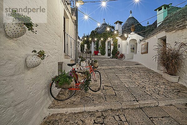 Trulli mit Fahrrad zur blauen Stunde  Alberobello  Italien  Europa