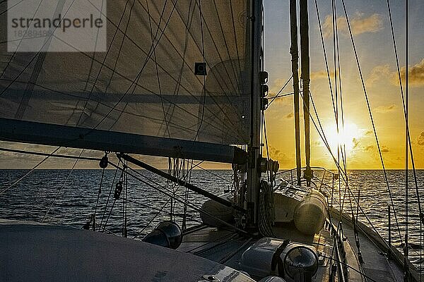 Deck eines Segelboots  Segelboot  Yacht im karibischen Meer bei Sonnenuntergang