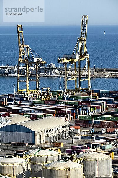 Blick von oben auf den industriellen Frachthafen von Barcelona in Katalonien Spanien