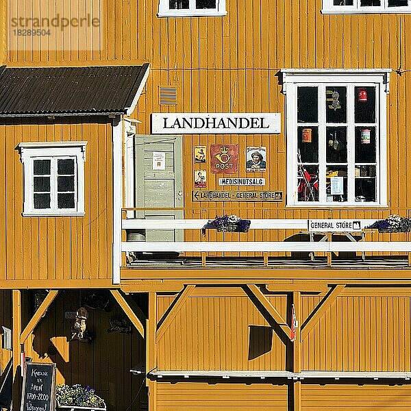 Nostalgischer Kaufmannsladen  Tante-Emma-Laden  gelbe Fassade mit Postschild und Schriftzug Landhandel  Detail  historisches Fischerdorf Nusfjord  Lofoten  Norwegen  Europa