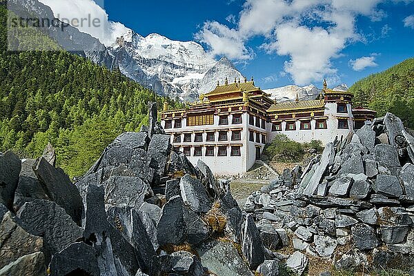 Kloster Chong Gu am Fuß des Mt. Chenresig (6032 m)  Kham  Garzê County  Himalaya  Sichuan  Osttibet  Tibet  China  Asien