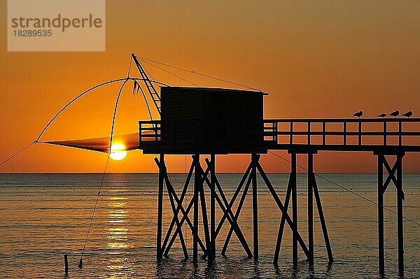 Traditionelle Carrelet-Fischerhütte mit Stellnetz am Strand bei Sonnenuntergang  Loire-Atlantique  Frankreich  Europa