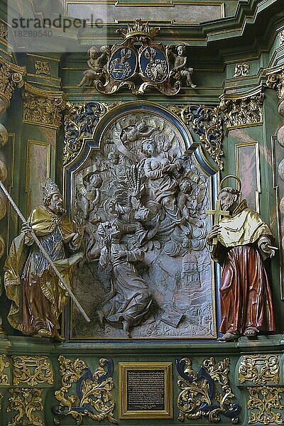 Detail  Heiligenfiguren  Zu Ehren der allerheiligsten Dreifaltigkeit  Münster St. Nikolaus  Innenaufnahme  gotische Kirch  Stadtpfarrkirche  sakrale Kunst  Überlingen am Bodensee  Baden-Württemberg  Deutschland  Europa