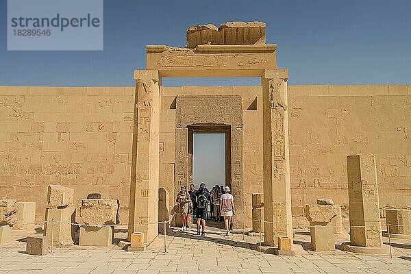 Säulen im Festhof der zweiten Terrasse  Tempel der Hatschepsut  West-Theben  Ägypten  Afrika