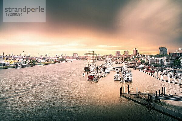 Hamburger Hafen bei Abenddämmerung  Hamburg  Deutschland  Europa