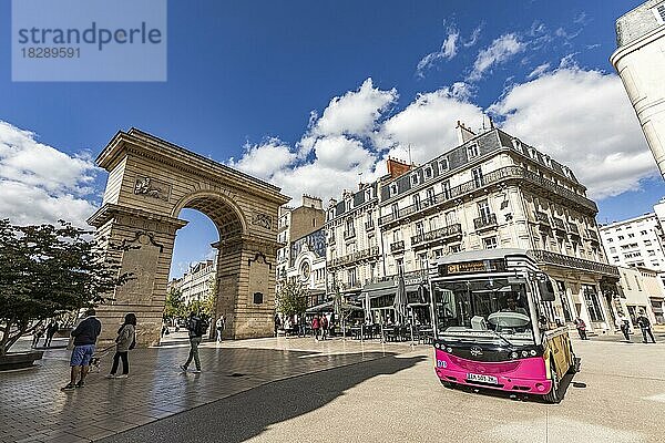 Bus vor dem Triumphbogen Porte Guillaume am Place Darcy  Altstadt  Dijon  Côte dOr  Burgund  Frankreich  Europa